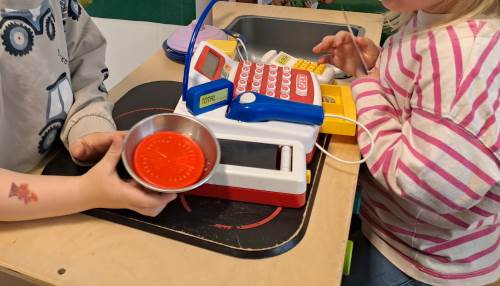 Vi har latt oss inspirere av Sanjana som hjelper mammaen i butikken - og vi har lekt masse butikk i det siste